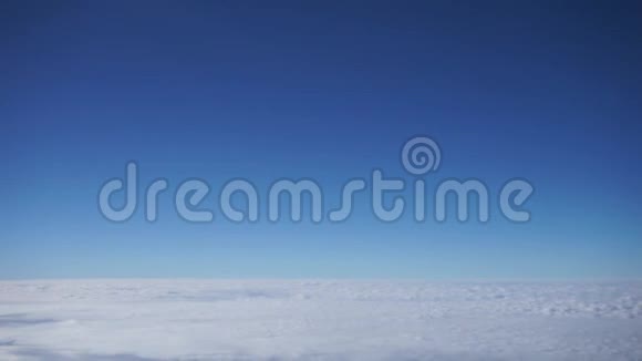 蓝天和云彩背景4k视频的预览图