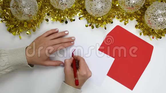 紧紧抓住女性的双手写一封带有短信圣诞老人的圣诞视频的预览图
