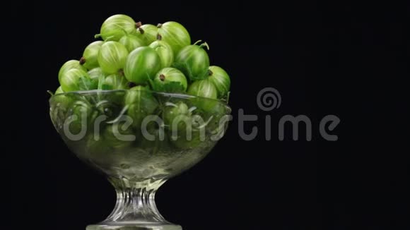 在玻璃花瓶里旋转一堆绿色的醋栗视频的预览图