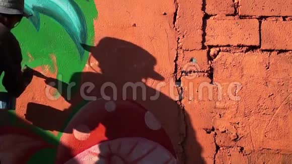 壁画艺术家他的影子给墙壁涂上颜色视频的预览图