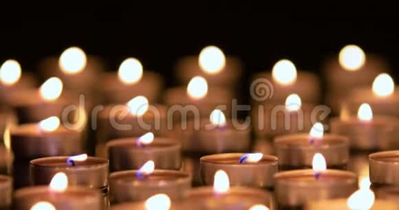 许多蜡烛在夜间点燃视野浅视频的预览图