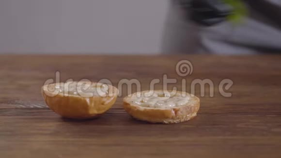 厨师的手在黑色厨房手套做汉堡特写厨师把罗勒的叶子放在一片叶子上视频的预览图