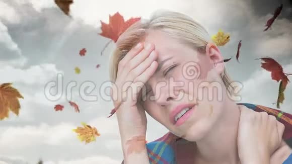 女人头痛秋叶飘落视频的预览图