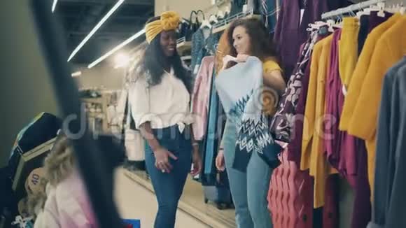 两个年轻女人买衣服视频的预览图