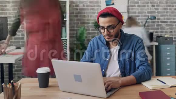忙碌的年轻人在办公室里使用电脑的时间流逝专注于项目视频的预览图