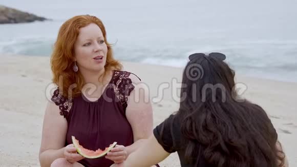 在海滩边吃西瓜边放松视频的预览图