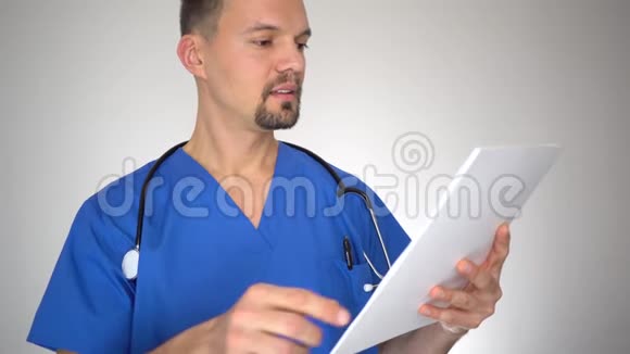 男医生填药处方图视频的预览图