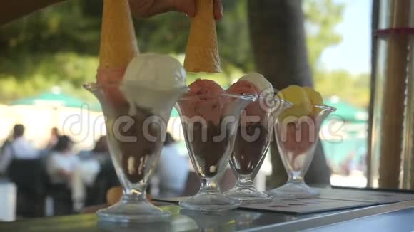 玻璃杯沙滩酒吧里的水果冰淇淋球视频的预览图