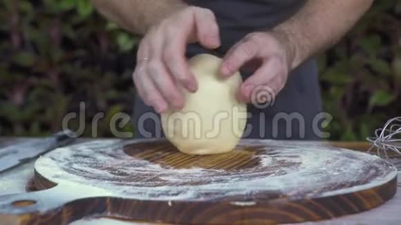 厨师用揉面团做馅饼烤熟厨师在木桌上做烤蛋糕用的面团流程视频的预览图