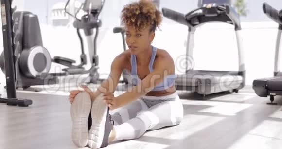 女孩在健身房练习瑜伽视频的预览图