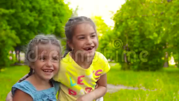 可爱的小女孩在笑视频的预览图