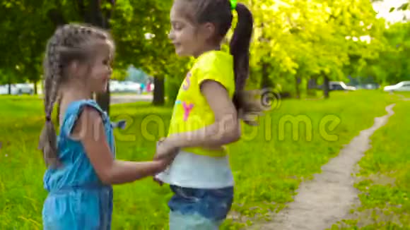 可爱的小女孩姐妹跳着玩视频的预览图