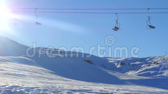 滑雪缆车和男子滑雪从雪山背景视频的预览图
