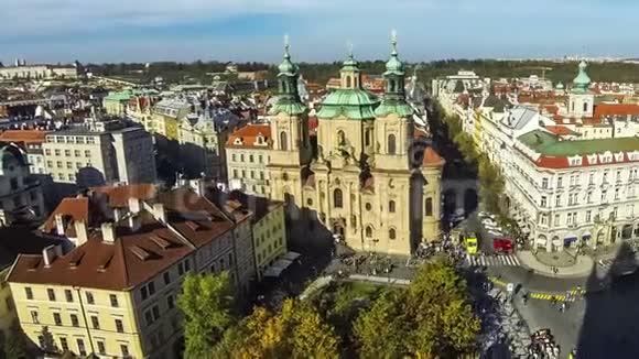 捷克布拉格的圣尼古拉斯教堂和星空教堂视频的预览图