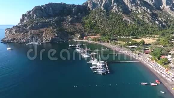 土耳其Chiftlik度假小镇海湾的鸟瞰图视频的预览图