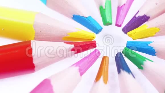 五彩的孩子们铅笔在白色的背景上旋转视频的预览图