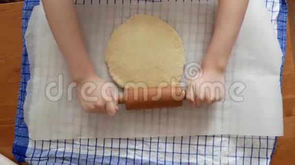 在糕点厨房里用女孩的手紧紧地捏着披萨或馅饼面团塑造面团是制作各种食物的前兆视频的预览图