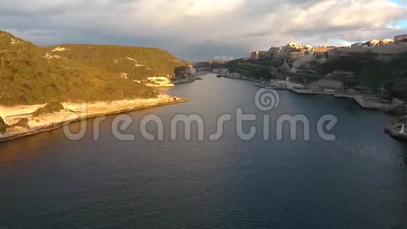 法国科西嘉岛上Bonifacio日落湾的鸟瞰图视频的预览图