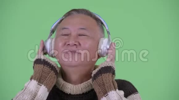 快乐成熟的日本男人听音乐的脸视频的预览图