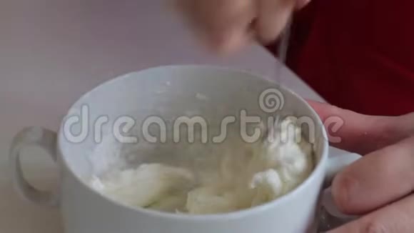 一个女人混合奶油奶酪来润滑晶片蛋糕层视频的预览图