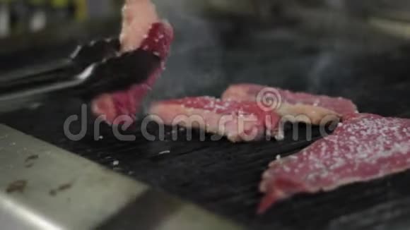 把肉放在烤架上视频的预览图