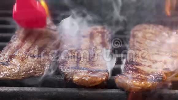 酋长在牛排上涂了一层红硅油多汁的牛肉嫩饼是烤和油炸的石油流动得很漂亮视频的预览图