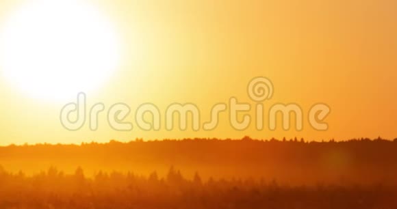 日落的黄昏颜色天空的颜色在日落的时候当巨大的太阳落山时时间从橙色的大太阳落下视频的预览图