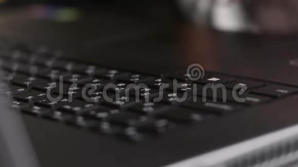 手提电脑键盘上的手指视频的预览图