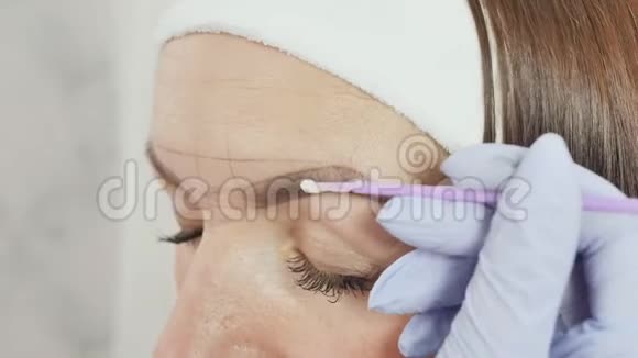 麻醉霜的应用永久化妆眉毛的永久纹身视频的预览图