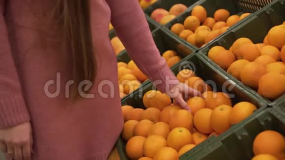 女手在超市里摘橘子视频的预览图