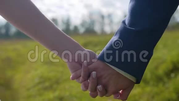 情侣男孩和女孩牵着手沿着森林道路奔跑很漂亮的计划慢动作视频的预览图