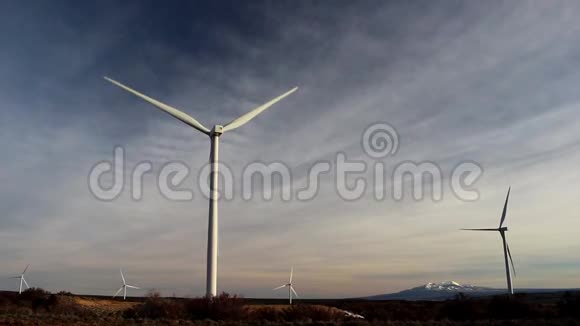 风力涡轮机在晨光中旋转视频的预览图