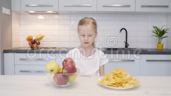 女孩不喜欢吃薯片而喜欢吃苹果视频的预览图