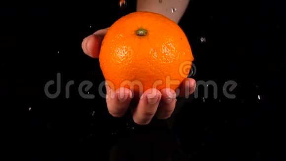 橘子手里拿着水滴视频的预览图