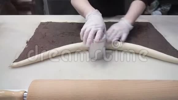 场景厨师用肉桂馅料包面团生产肉桂卷面包制品食欲视频的预览图
