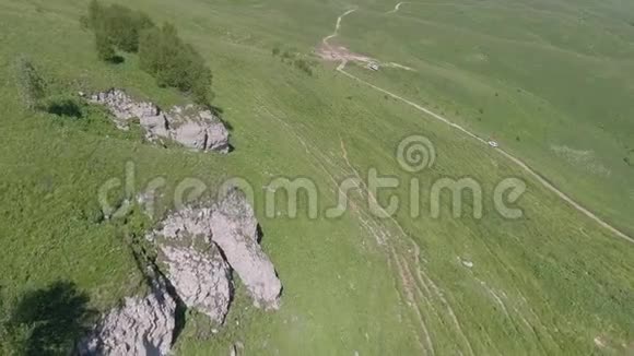 在青山坡上的岩石空中景观视频的预览图