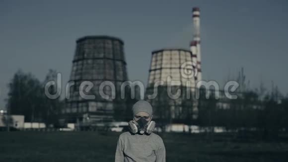 特写小男孩的肖像他戴着污染面具反对工厂烟囱空气污染概念视频的预览图