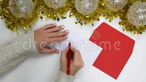 紧紧抓住女性的双手写一封带有文字xoxo圣诞信视频的预览图