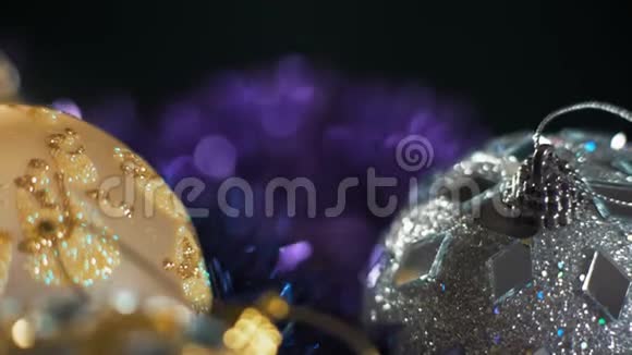 宏观新年的玩具与镜面旋转的桌子上的背景GlareGarlands视频的预览图