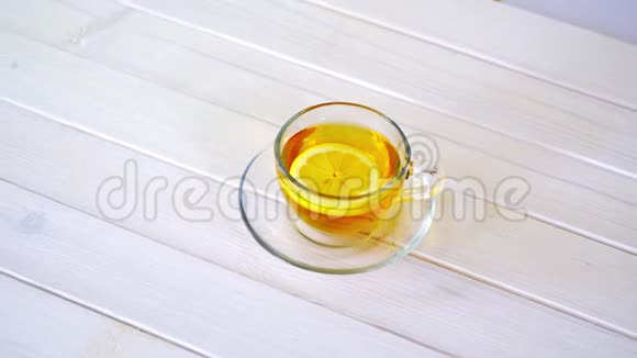 酒杯与中国传统茶和柠檬片在白色桌子上视频的预览图