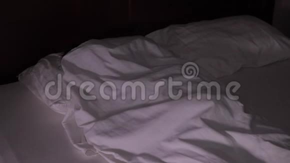 睡在床上的女人很快得到光明开始从她的毯子上拉开视频的预览图
