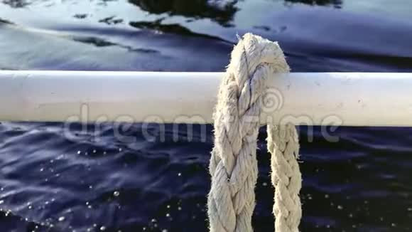 特写航海结绳系在船上或船上的木桩周围船上系泊绳船上的海上绳索船视频的预览图