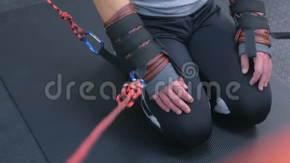 用运动员的绳索绑住手脚准备肌筋膜伸展视频的预览图