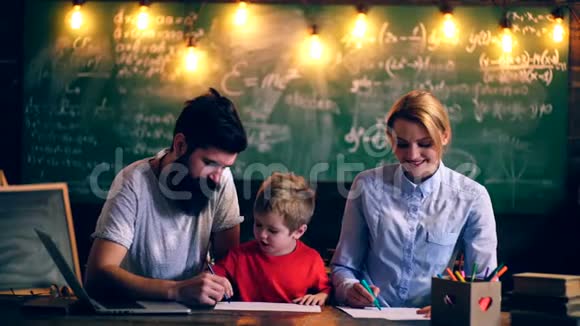 爸爸妈妈和他们的儿子在一个学校学习观念穿制服的学童课堂教师视频的预览图