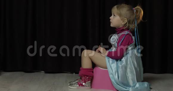坐在马桶上看电视的小女孩视频的预览图