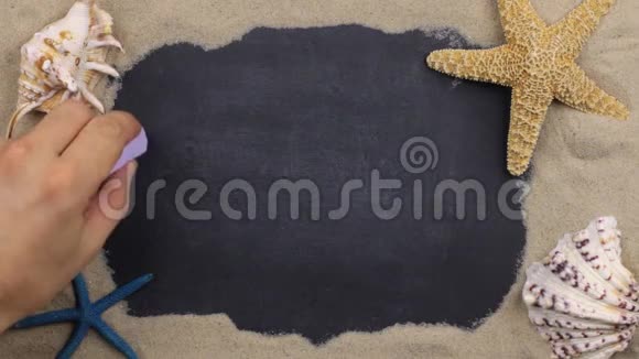 用粉笔在贝壳和星星之间书写的单词HAWAII上景视频的预览图