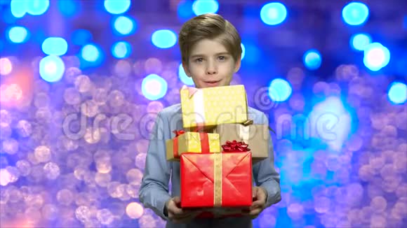 带着一堆圣诞礼物盒的小男孩视频的预览图