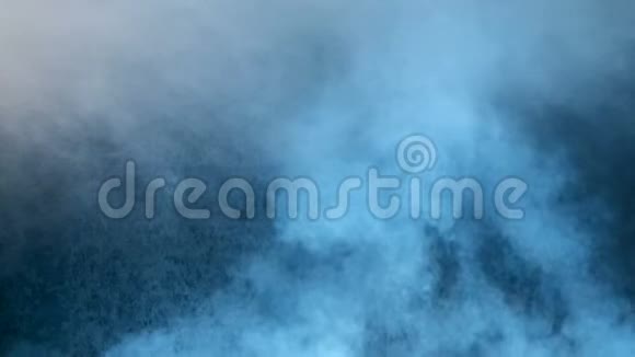 烟雾或蒸汽上升深蓝色抽象背景射击毒气攻击或烟雾射击在摄影棚视频的预览图