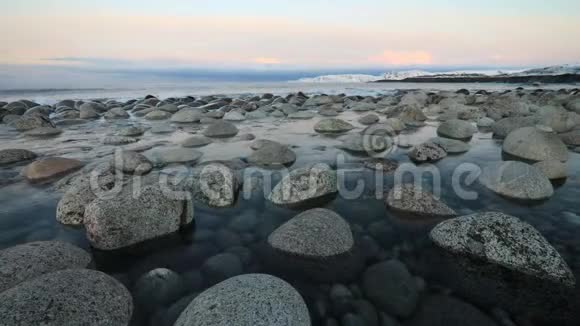 日落时分巴伦支海的落基岸视频的预览图