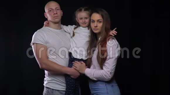 可爱的全家人母亲和父亲抱着他们的女儿视频的预览图